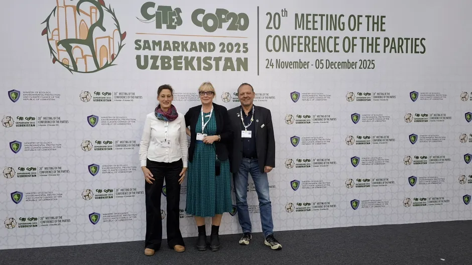 ProWildlife-Delegation vor dem Panorama-Plakat zur 20. COP der Weltartenschutzkonderenz (CITES) 2025